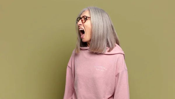 Donna Anziana Urlando Furiosamente Gridando Aggressivamente Cercando Stressato Arrabbiato — Foto Stock