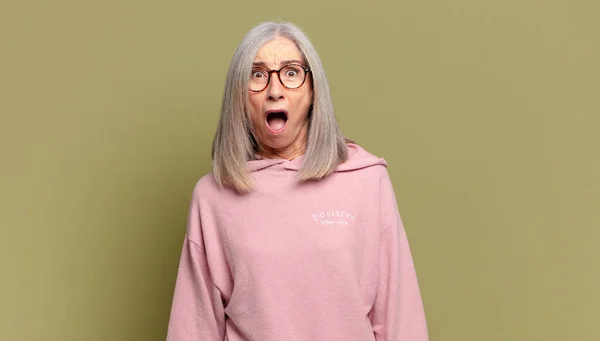 Senior Kvinna Känner Sig Skräckslagen Och Chockad Med Munnen Vidöppen — Stockfoto