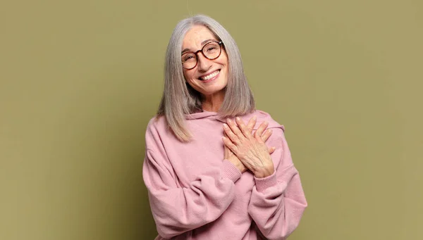 Mujer Mayor Sintiéndose Romántica Feliz Enamorada Sonriendo Alegremente Tomándose Las —  Fotos de Stock