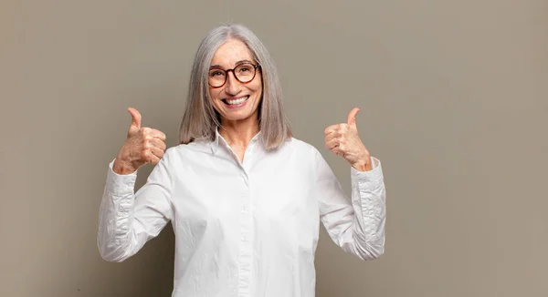 Seniorin Lächelt Breit Und Sieht Glücklich Positiv Selbstbewusst Und Erfolgreich — Stockfoto