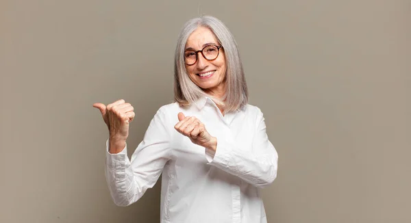Senior Woman Smiling Cheerfully Casually Pointing Copy Space Side Feeling — Stock Photo, Image