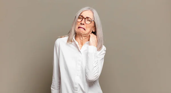 Senior Kvinna Känner Sig Stressad Frustrerad Och Trött Gnida Smärtsam — Stockfoto