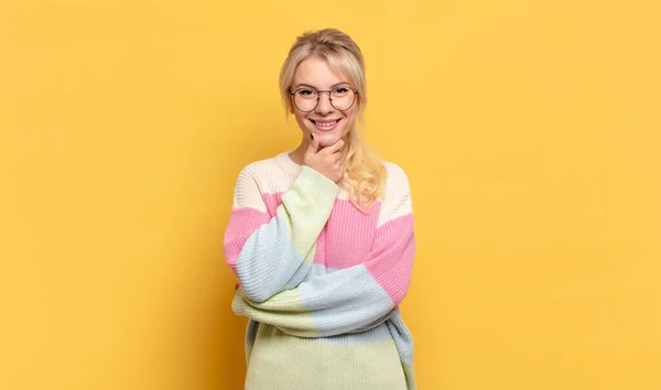 Blonde Vrouw Zoek Gelukkig Glimlachend Met Hand Kin Afvragen Het — Stockfoto