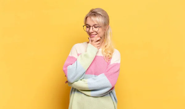 Blondine Lächelt Mit Glücklichem Selbstbewusstem Gesichtsausdruck Die Hand Kinn Fragt — Stockfoto