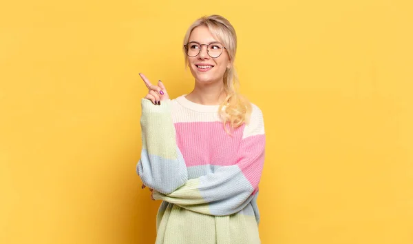 Mulher Loira Sorrindo Feliz Olhando Para Lado Imaginando Pensando Tendo — Fotografia de Stock