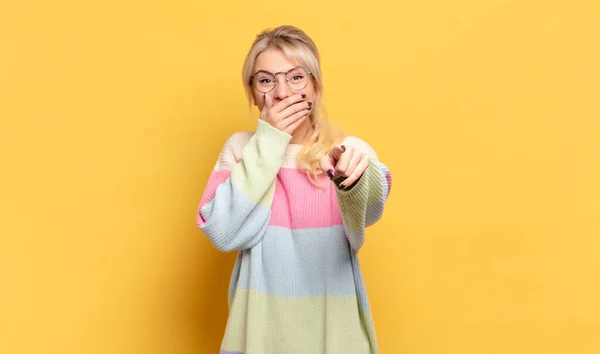 Blond Vrouw Lachen Naar Wijzend Naar Camera Het Maken Van — Stockfoto