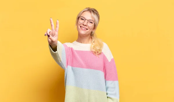 Mulher Loira Sorrindo Olhando Feliz Despreocupado Positivo Gesticulando Vitória Paz — Fotografia de Stock