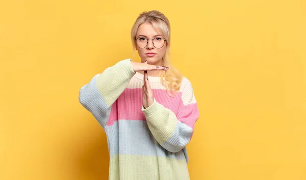 Donna Bionda Che Sembra Seria Severa Arrabbiata Dispiaciuta Facendo Segno — Foto Stock