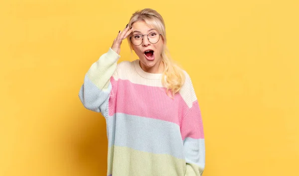 Blonde Woman Looking Happy Astonished Surprised Smiling Realizing Amazing Incredible — Stock Photo, Image