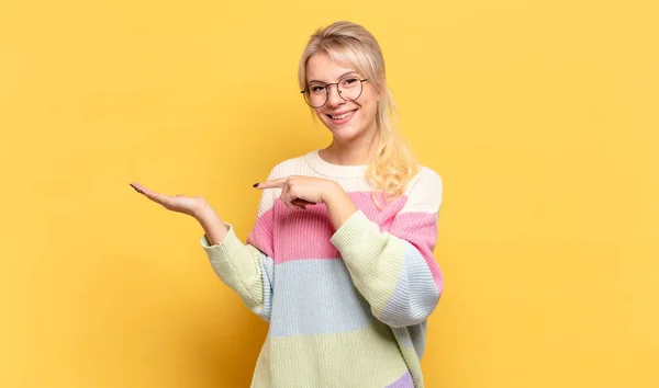 Donna Bionda Sorridente Felice Spensierata Soddisfatta Indicando Concetto Idea Sullo — Foto Stock