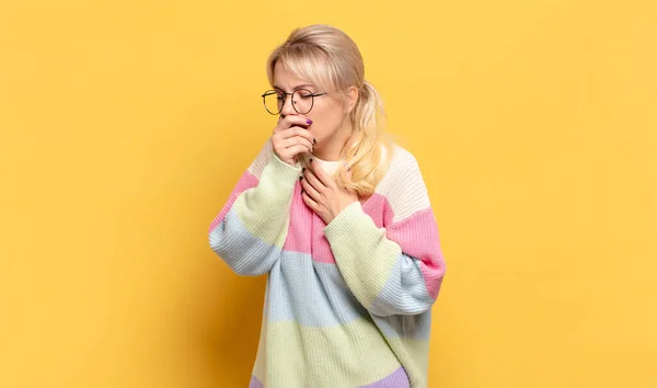 Blonde Frau Mit Halsschmerzen Und Grippesymptomen Husten Mit Verdecktem Mund — Stockfoto