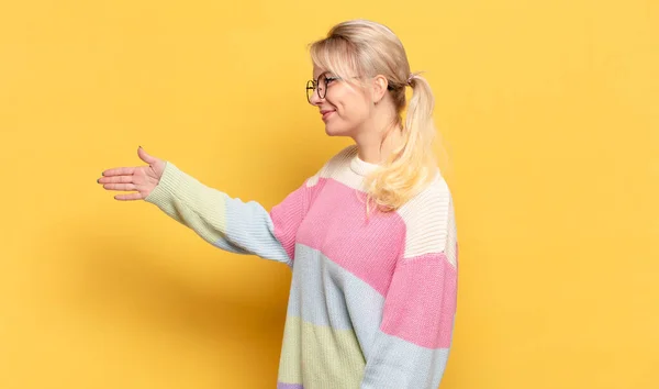 Blonde Frau Lächelt Begrüßt Sie Und Reicht Ihnen Die Hand — Stockfoto