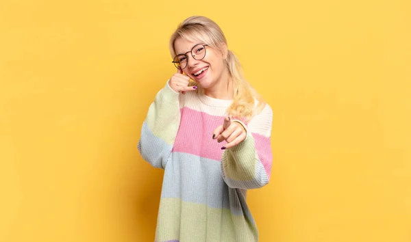 Blond Vrouw Glimlachen Vrolijk Wijzen Naar Camera Terwijl Het Maken — Stockfoto