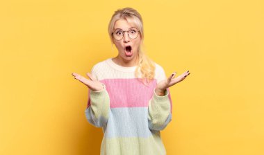 Sarışın kadın ağzı açık ve şaşırmış, şok olmuş ve hayrete düşmüş inanılmaz bir sürprizle