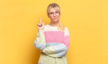 Sarışın kadın, harika bir fikri fark ettikten sonra parmağını havaya kaldırıp 