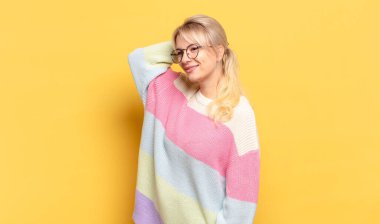 Sarışın kadın neşeli ve tesadüfen gülümsüyor, olumlu, mutlu ve kendinden emin bir bakışla kafa kafaya tutuşuyor.