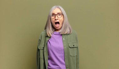 Son sınıf öğrencisi kadın şok olmuş ya da şaşırmış görünüyor, ağzı açık bir şekilde 