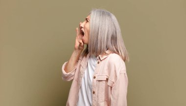 Kıdemli kadın öfkeyle ve yüksek sesle bağırarak kenardaki boşluğu kopyalamasını söylüyor.