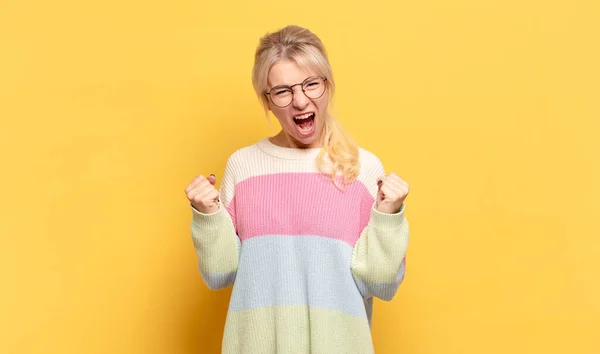 Mujer Rubia Sintiéndose Feliz Sorprendida Orgullosa Gritando Celebrando Éxito Con —  Fotos de Stock