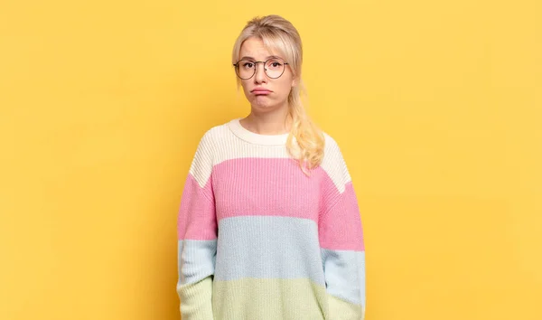 Sarışın Kadın Üzgün Mızmızlanıyor Mutsuz Bir Bakışla Negatif Hayal Kırıklığına — Stok fotoğraf