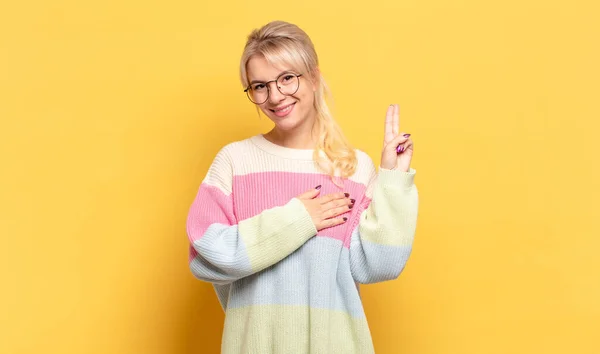 Blonde Woman Looking Happy Confident Trustworthy Smiling Showing Victory Sign — Stock Photo, Image