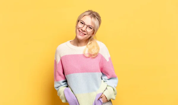Blond Kvinne Som Smiler Muntert Avslappet Med Positivt Lykkelig Selvsikkert – stockfoto