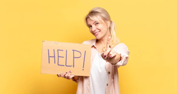 Mujer Rubia Sonriendo Orgullosa Confiada Haciendo Pose Número Uno Triunfante —  Fotos de Stock