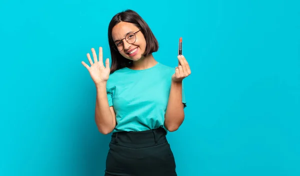 Giovane Donna Ispanica Sorridente Dall Aspetto Amichevole Mostrando Numero Cinque — Foto Stock