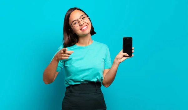 Junge Hispanische Frau Die Mit Einem Zufriedenen Selbstbewussten Freundlichen Lächeln — Stockfoto