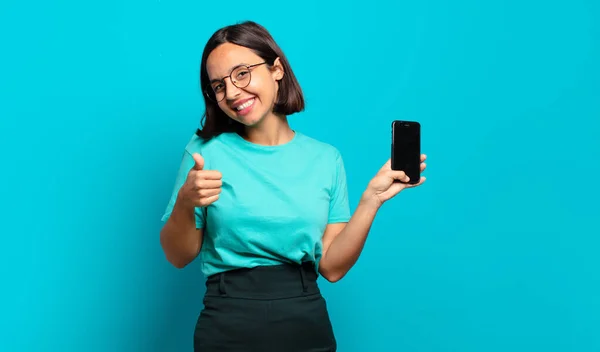 Junge Hispanische Frau Fühlt Sich Stolz Unbeschwert Selbstbewusst Und Glücklich — Stockfoto