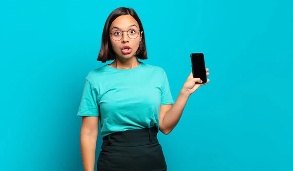 Mujer Hispana Joven Mirando Muy Sorprendido Sorprendido Mirando Con Boca — Foto de Stock