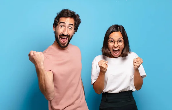 Jeune Couple Sentant Choqué Excité Heureux Rire Célébrer Succès Disant — Photo