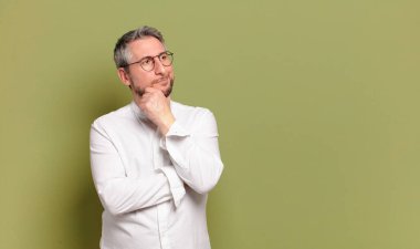 Stüdyoda poz veren orta yaşlı iş adamı