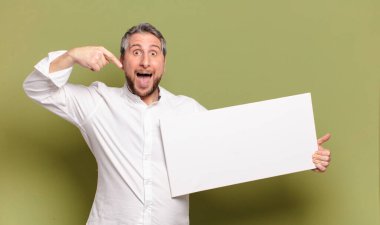 Boş afişi olan orta yaşlı bir adam.