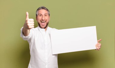 Boş afişi olan orta yaşlı bir adam.