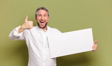 Boş afişi olan orta yaşlı bir adam.