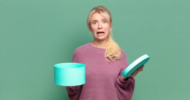 Sarışın, güzel, hediye kutusu olan bir kadın.