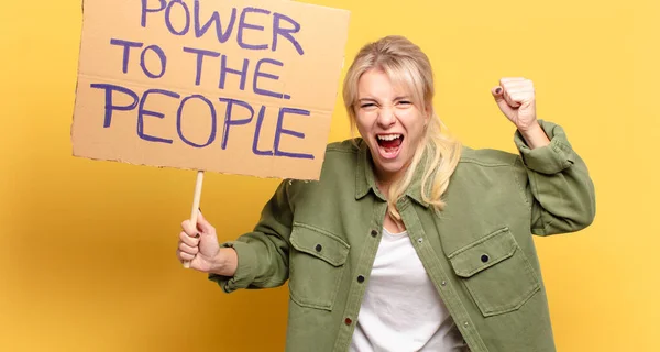 Sarışın Güzel Aktivist Kadın Halkın Gücü Kavramı — Stok fotoğraf