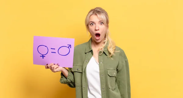 Blond Mooi Vrouw Gendergelijkheid Concept — Stockfoto