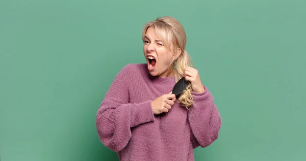 Blonde Jolie Femme Avec Une Brosse Cheveux — Photo