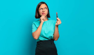 Genç İspanyol kadın düşünüyor, kuşkulu ve şaşkın hissediyor, farklı seçeneklerle, hangi kararı vereceğini merak ediyor.