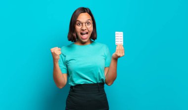 Genç İspanyol kadın şok olmuş, heyecanlı ve mutlu hissediyor, gülüyor ve başarıyı kutluyor,!