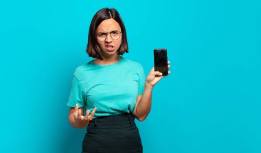 Genç İspanyol kadın sinirli, sinirli ve hayal kırıklığına uğramış görünüyor. Senin neyin var? 