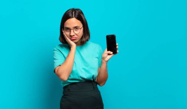 Genç İspanyol kadın sıkılmış, hayal kırıklığına uğramış ve uykulu hissediyor. Yorucu, sıkıcı ve can sıkıcı bir işin ardından, el ele tutuşarak.