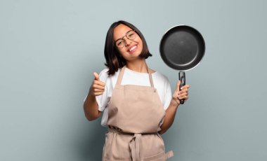 Genç İspanyol kadın gururlu, kaygısız, kendinden emin ve mutlu, olumlu gülümsüyor.