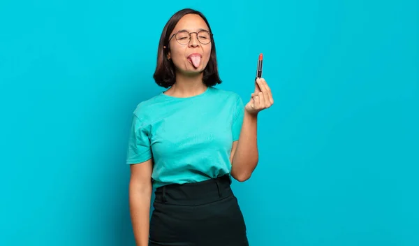 陽気で屈託のない反抗心を持ち冗談を言いながら舌を出す若いヒスパニック系の女性 — ストック写真