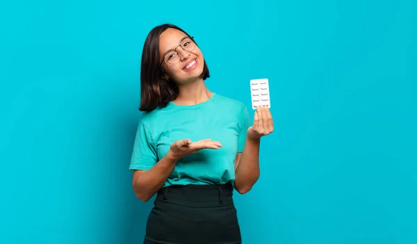 Ung Latinamerikansk Kvinna Ler Glatt Känner Sig Lycklig Och Visar — Stockfoto