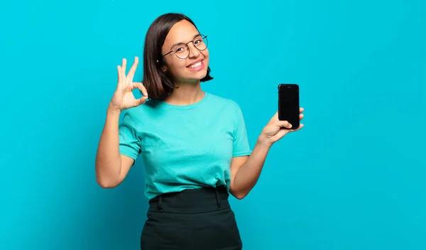 Junge Hispanische Frau Fühlt Sich Glücklich Entspannt Und Zufrieden Zeigt — Stockfoto