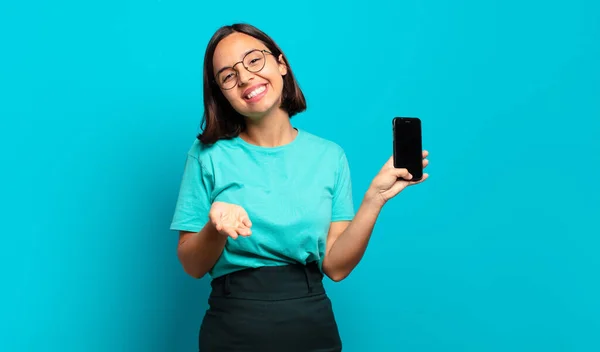 Giovane Donna Ispanica Sorridente Felicemente Con Amichevole Fiducioso Sguardo Positivo — Foto Stock