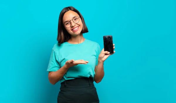 Giovane Donna Ispanica Sorridente Allegramente Felice Mostrando Concetto Spazio Copia — Foto Stock